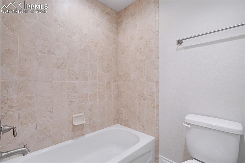 Image 39 of 50: Bathroom