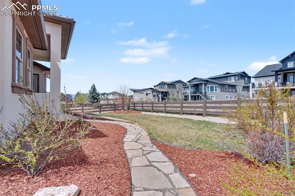 Image 44 of 50: Yard