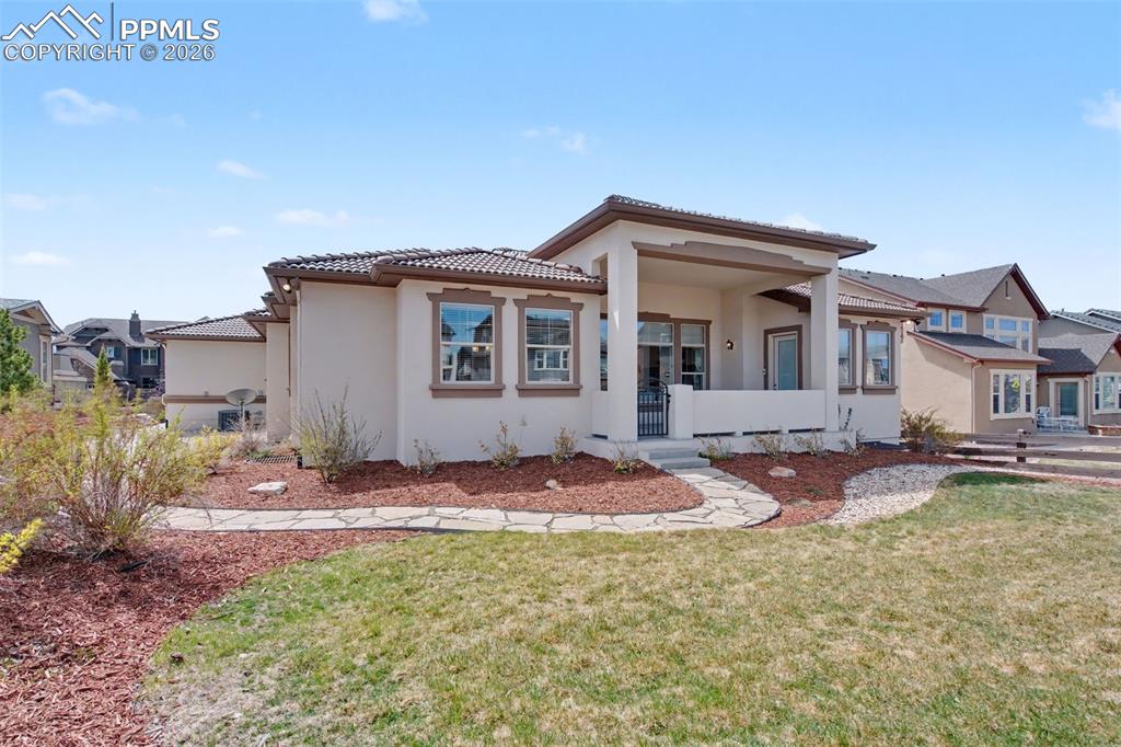 Image 45 of 50: Yard