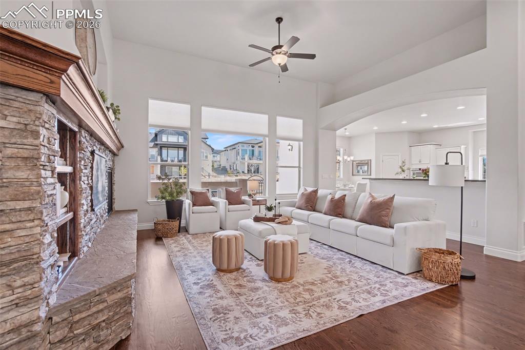 Image 5 of 50: Great Room