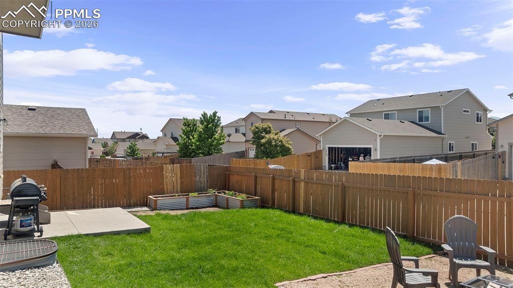 Image 27 of 34: Yard