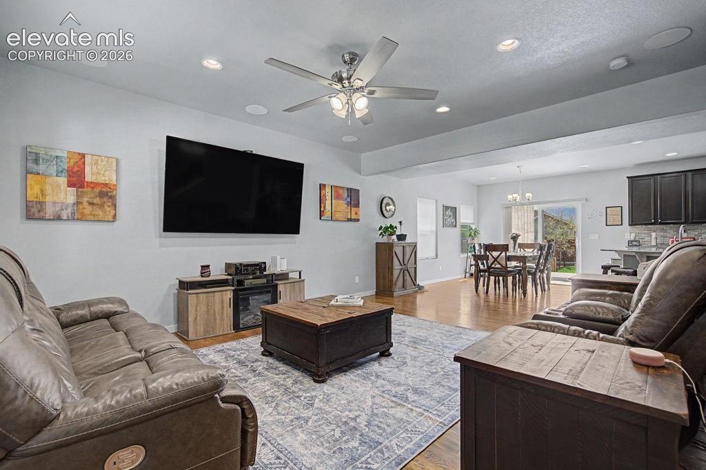 Image 10 of 50: Dining Area