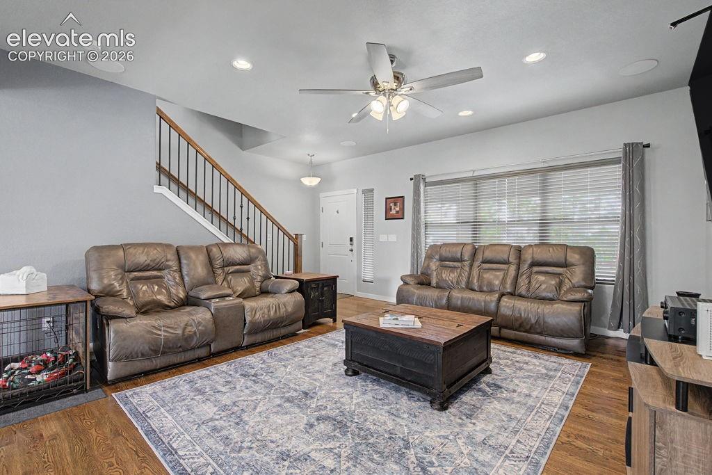 Image 8 of 50: Living Room