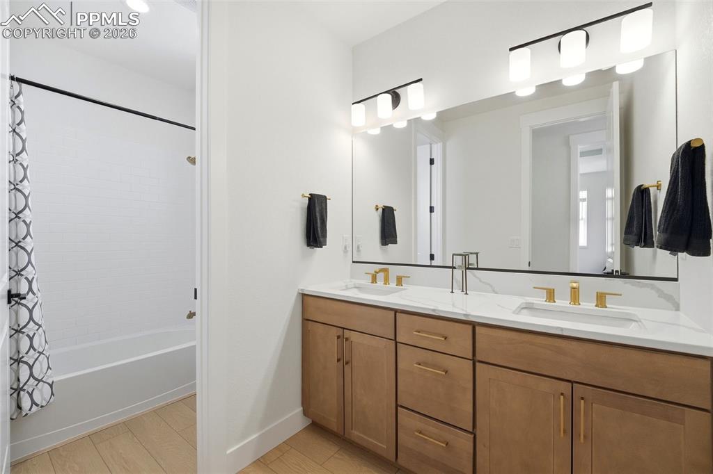 Image 28 of 42: Bathroom