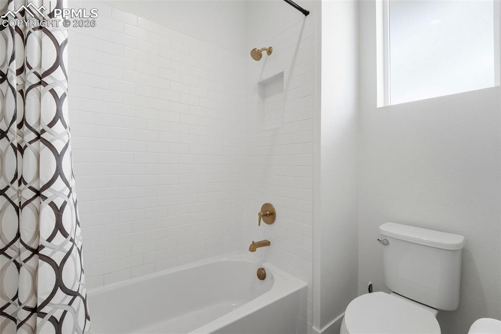 Image 29 of 42: Bathroom