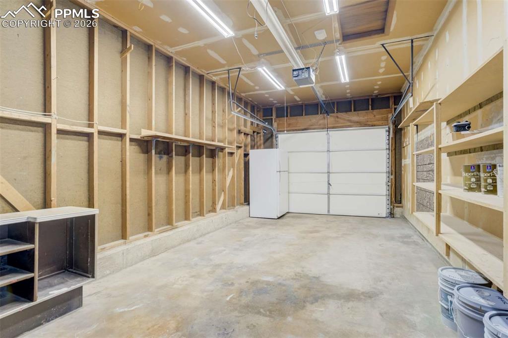 Image 26 of 39: Garage