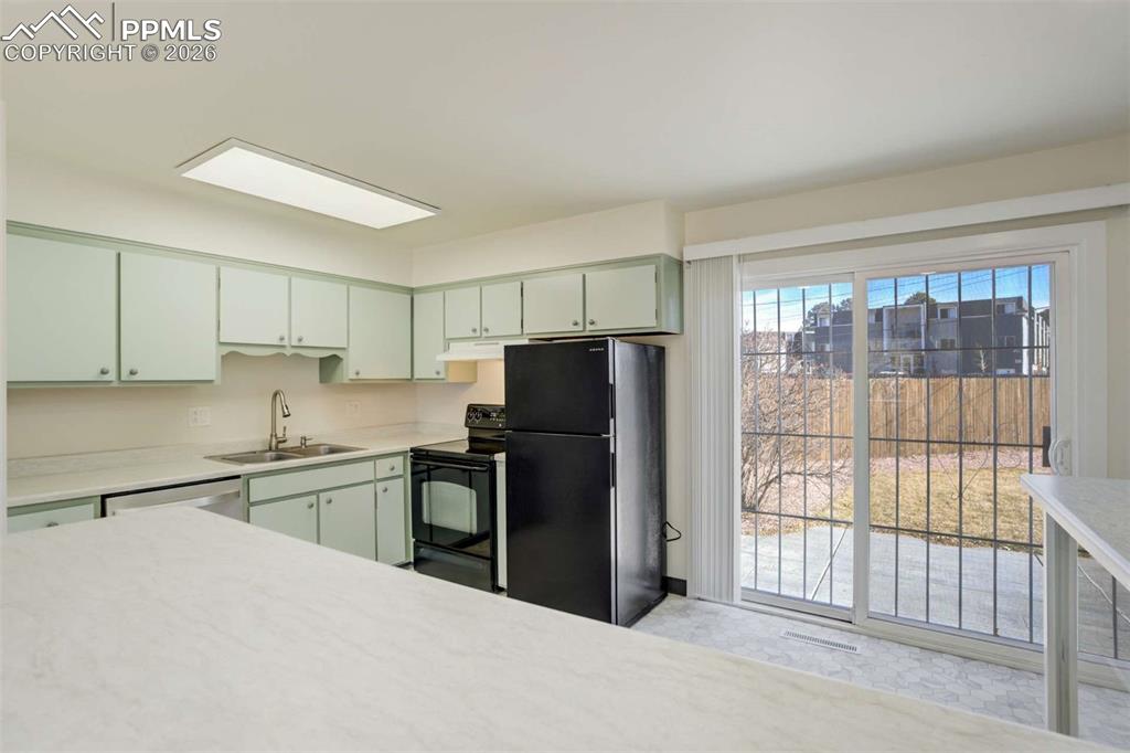 Image 5 of 39: Kitchen