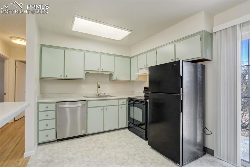 Image 6 of 39: Kitchen