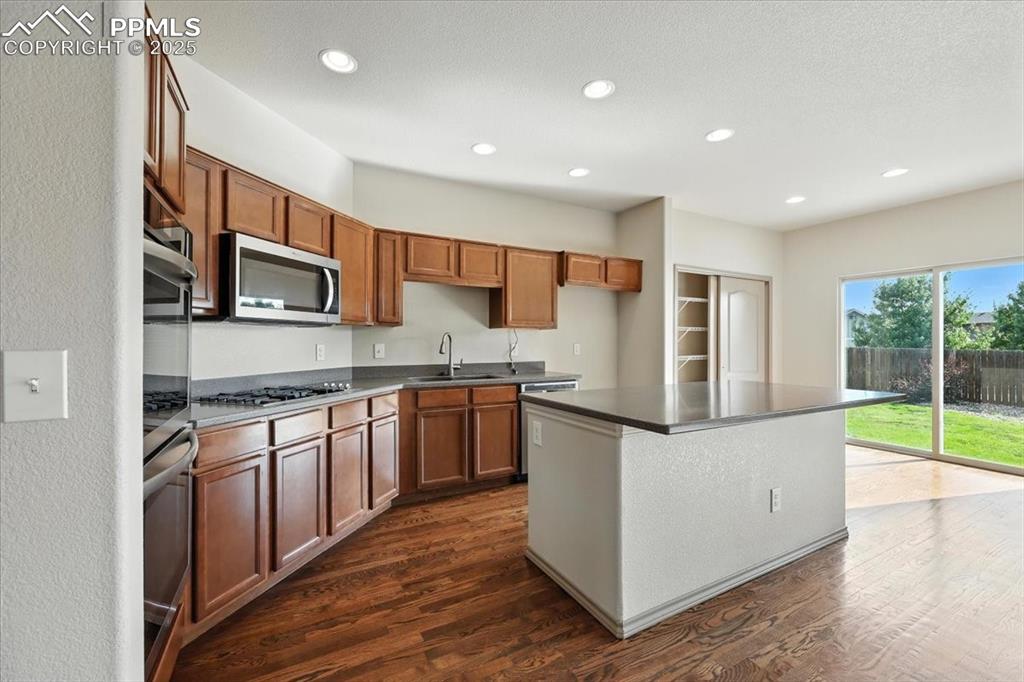 Image 16 of 47: Kitchen