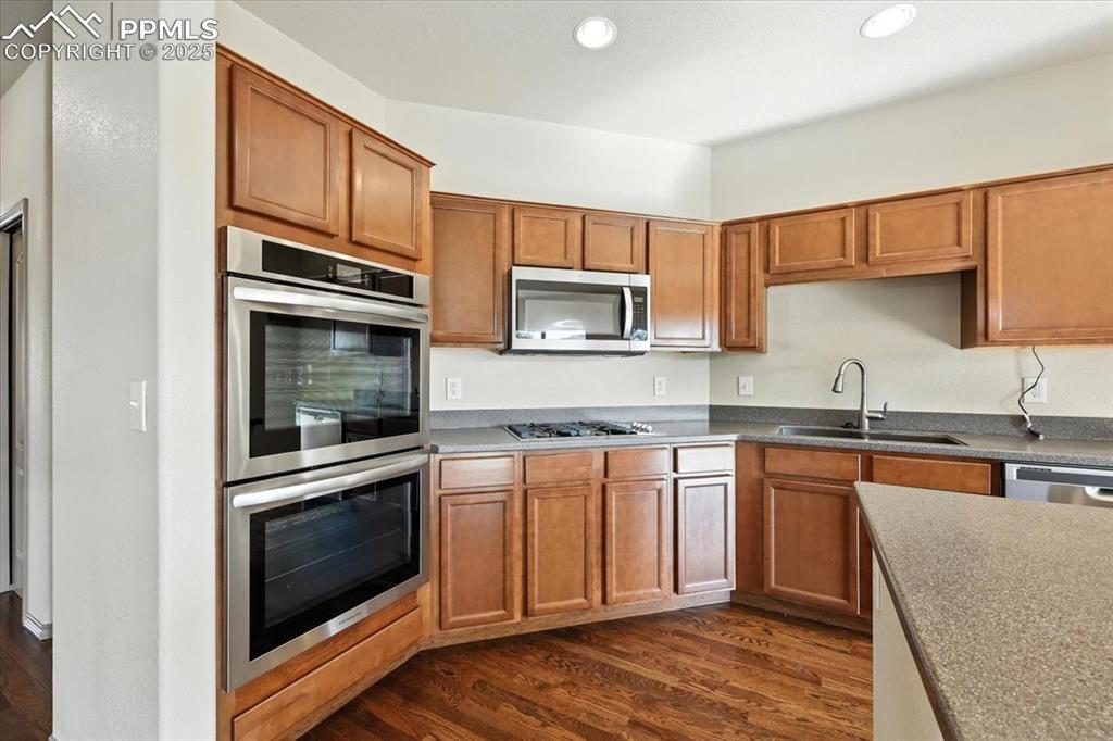 Image 17 of 47: Kitchen