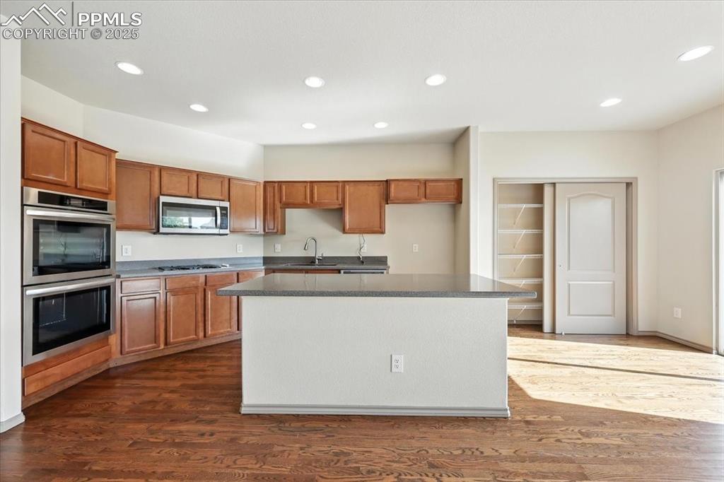 Image 21 of 47: Kitchen