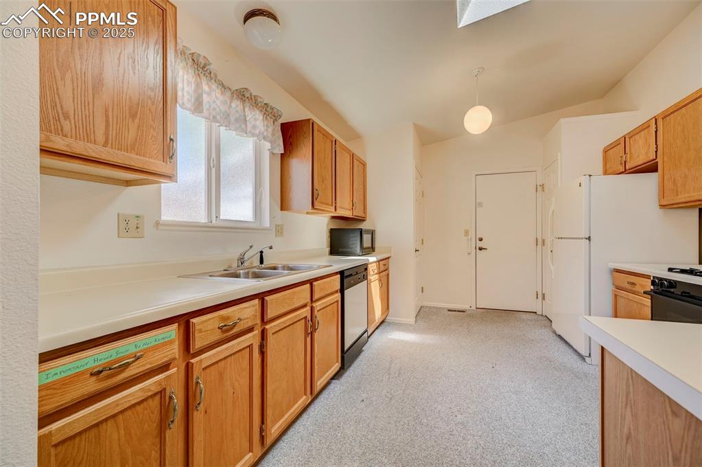 Image 11 of 36: Kitchen