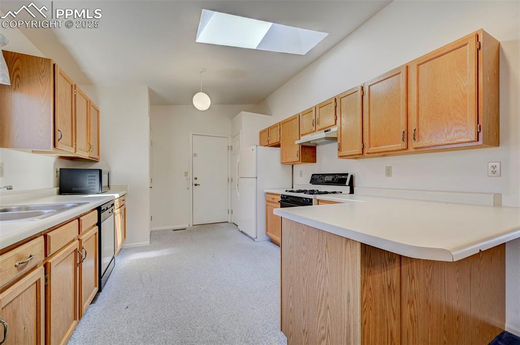 Image 12 of 36: Kitchen