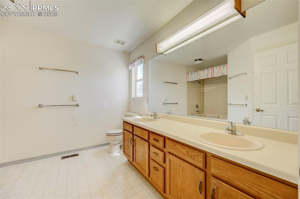 Image 17 of 36: Bathroom