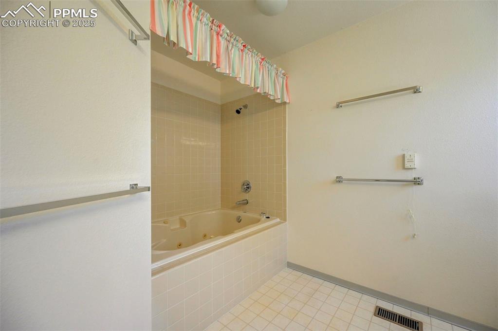 Image 18 of 36: Bathroom