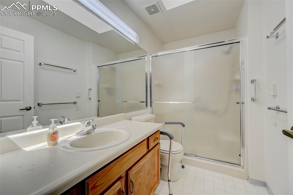 Image 22 of 36: Bathroom
