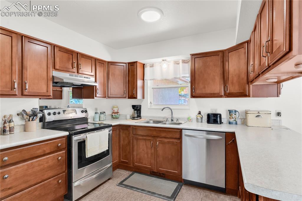 Image 10 of 43: Kitchen