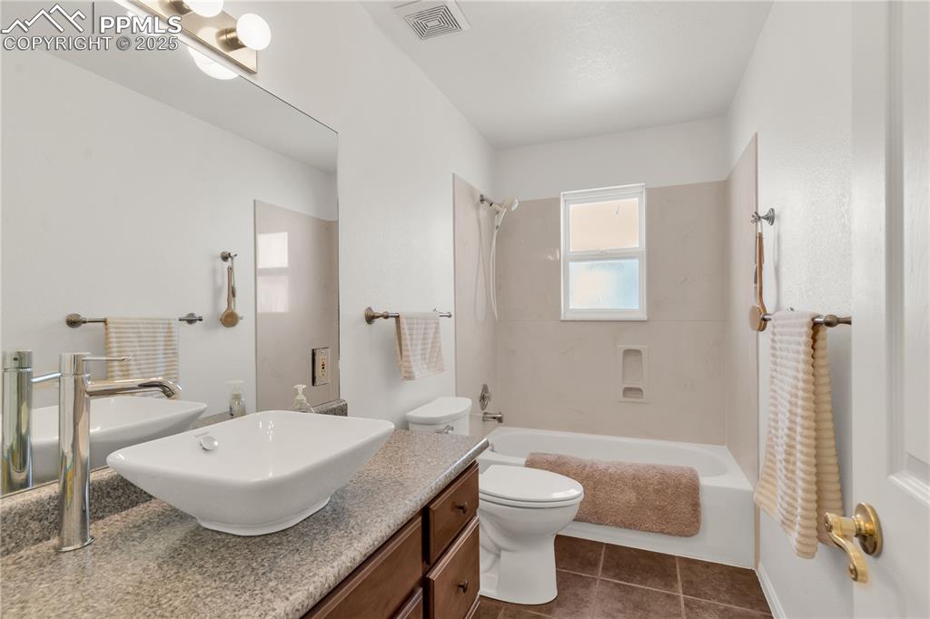 Image 26 of 43: Bathroom