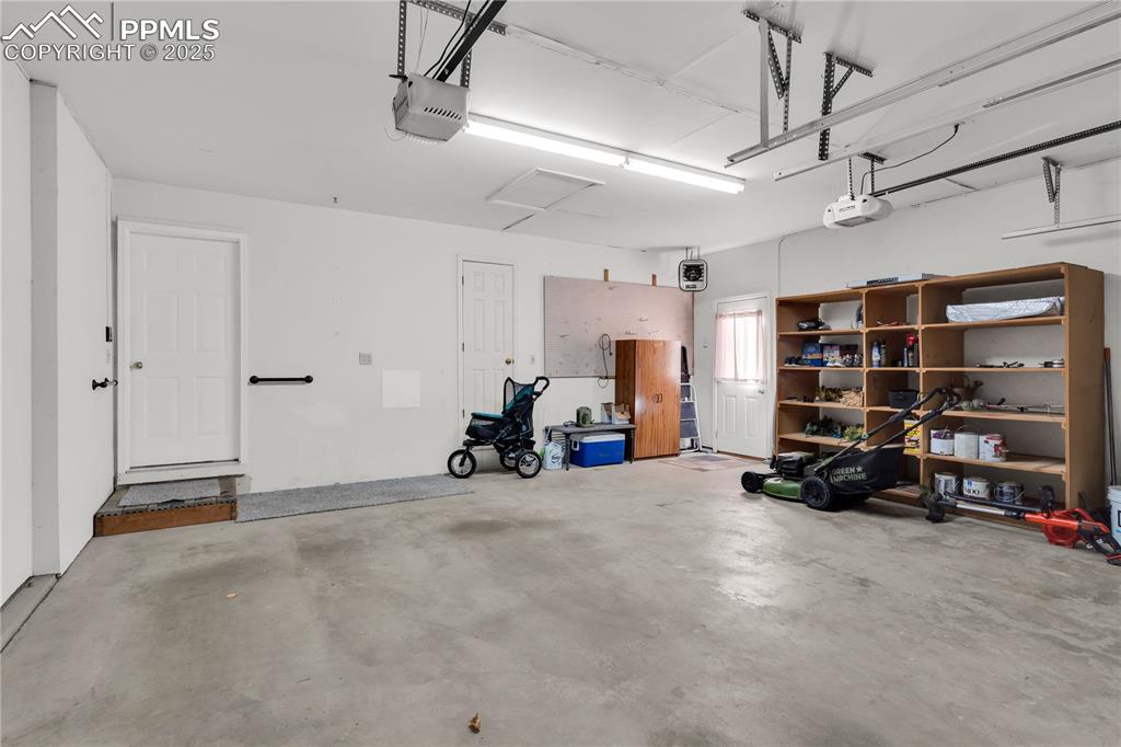 Image 29 of 43: Garage