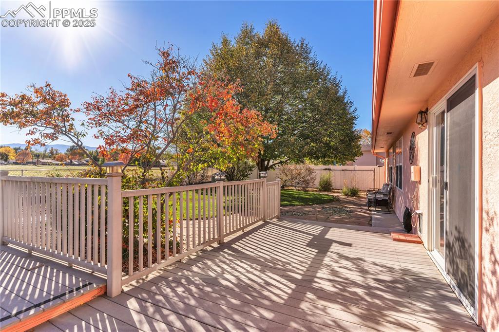 Image 32 of 43: Deck