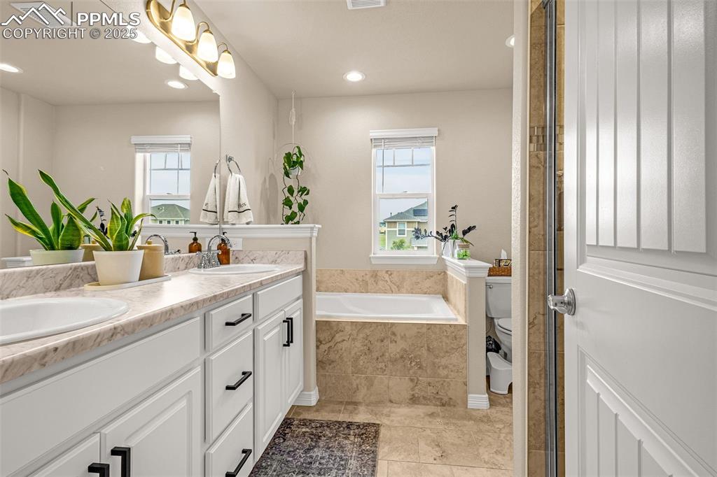 Image 16 of 34: Bathroom