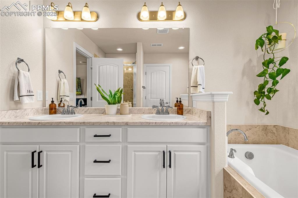 Image 17 of 34: Bathroom