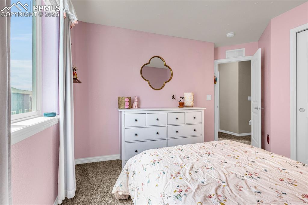 Image 21 of 34: Bedroom