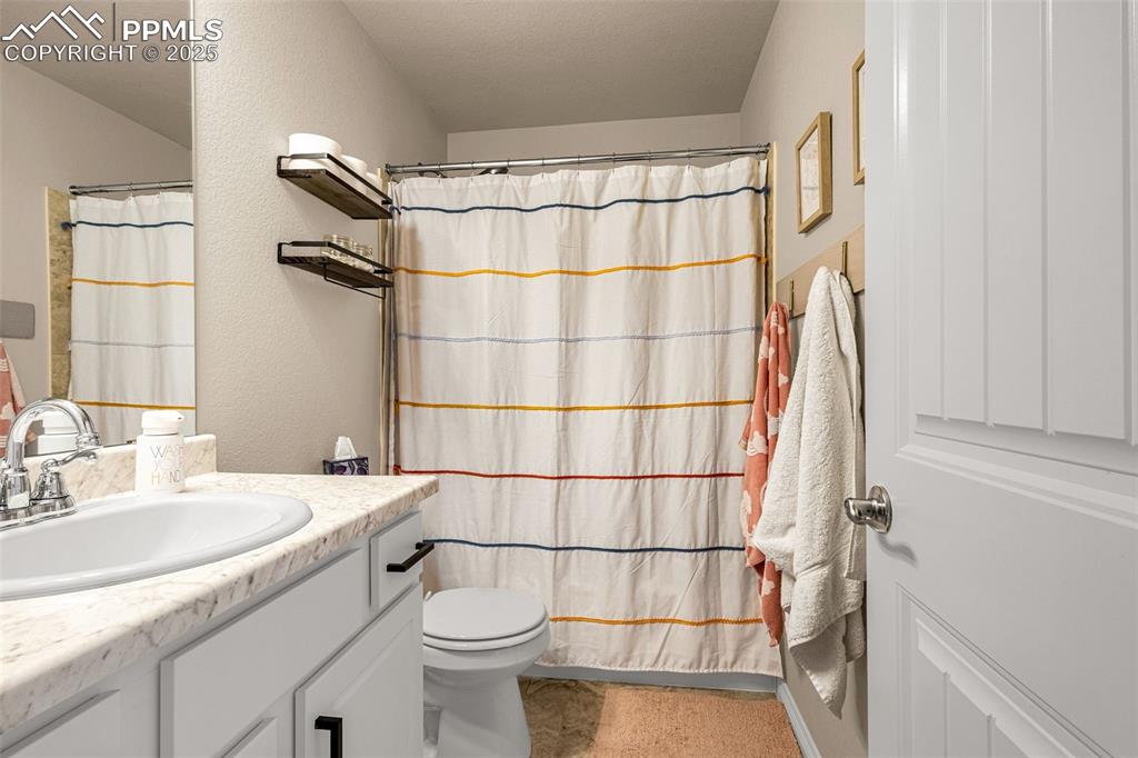 Image 22 of 34: Bathroom