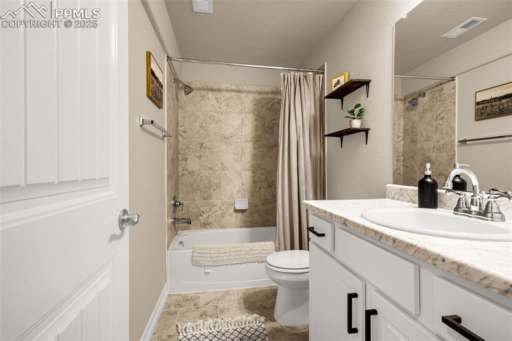 Image 26 of 34: Bathroom