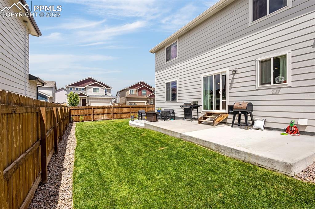 Image 29 of 34: Yard