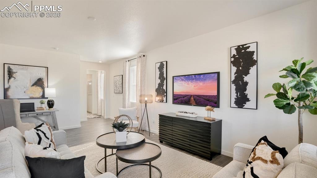 Image 14 of 25: Living Room