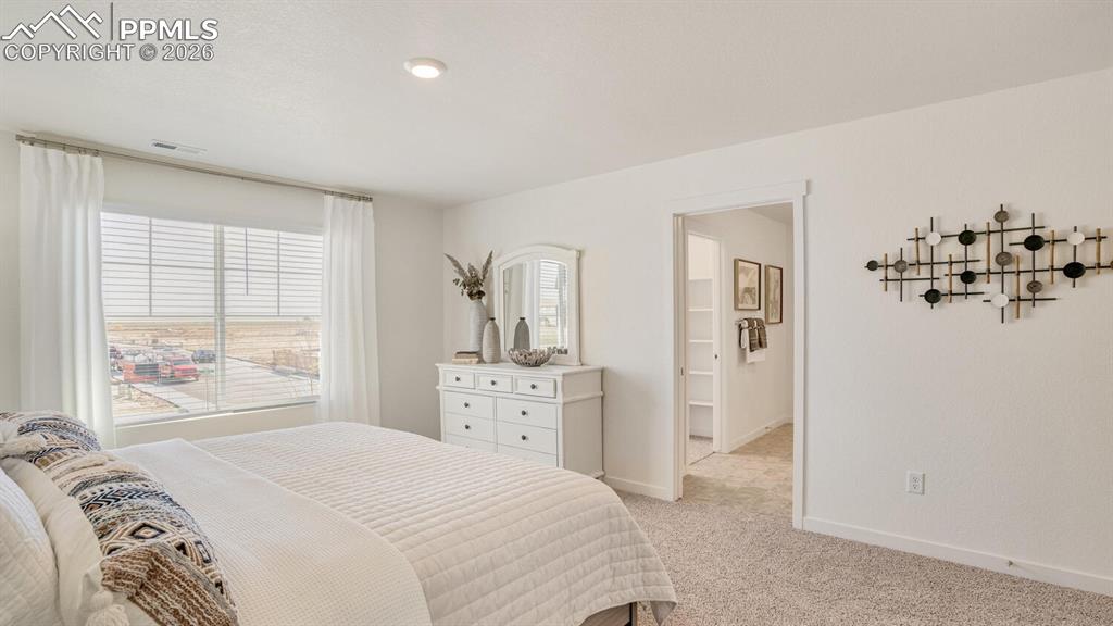 Image 16 of 25: Bedroom