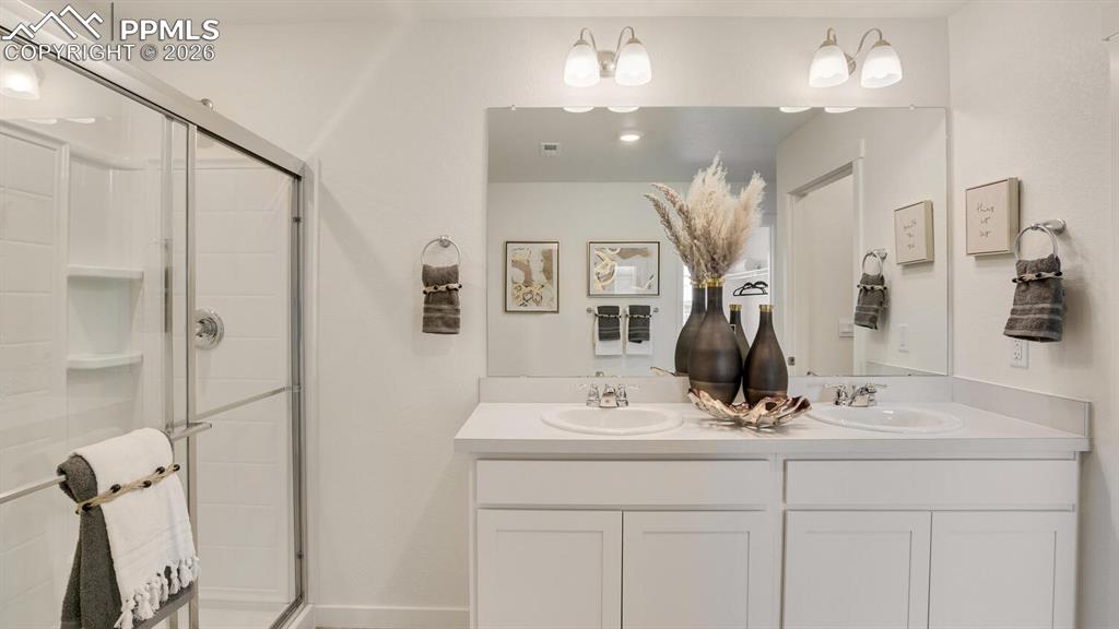 Image 18 of 25: Bathroom