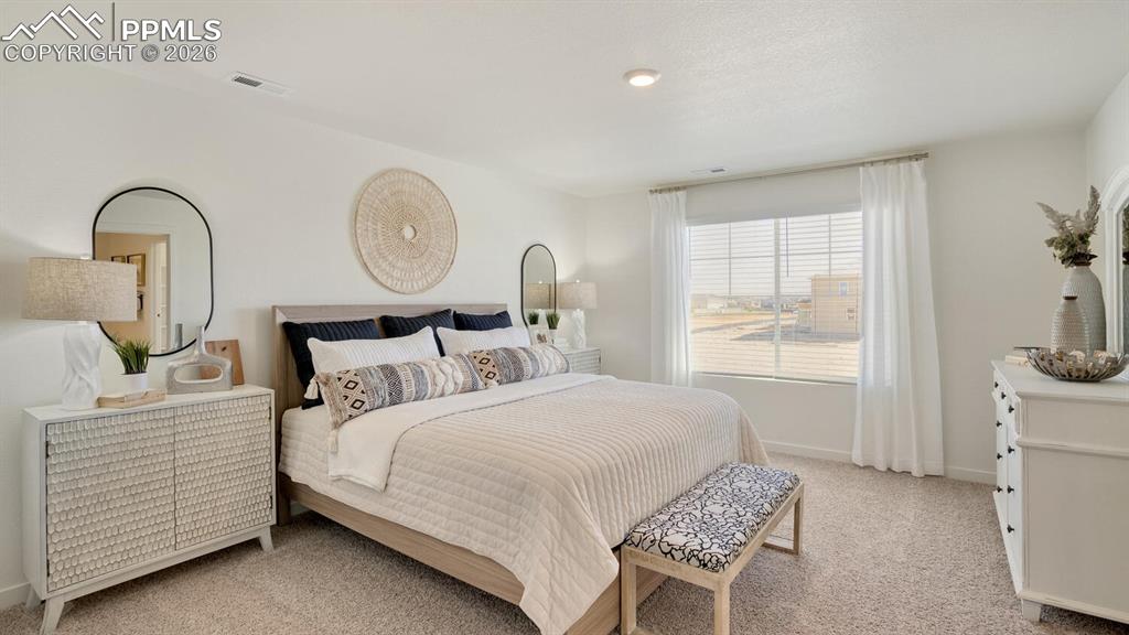 Image 19 of 25: Bedroom