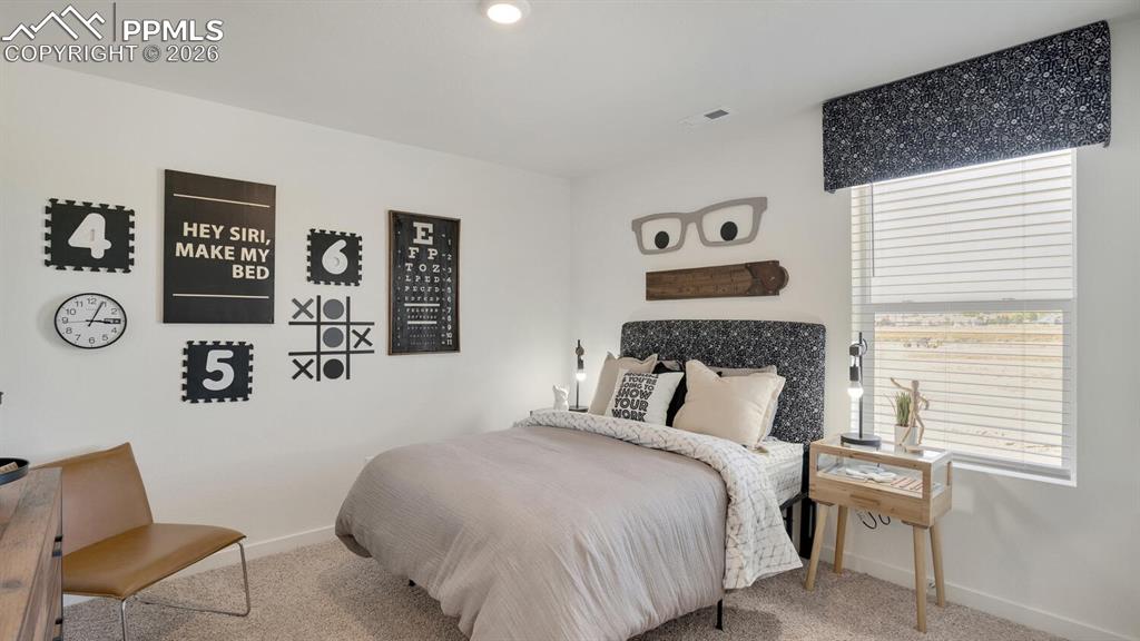 Image 21 of 25: Bedroom