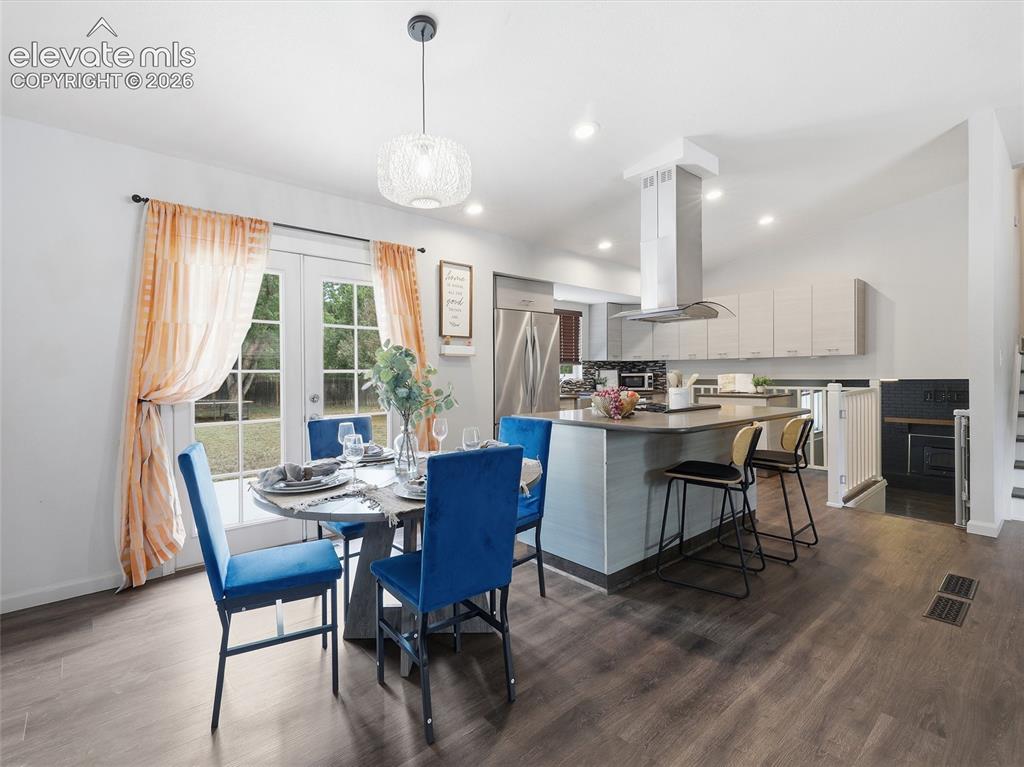 Image 10 of 38: Dining Area