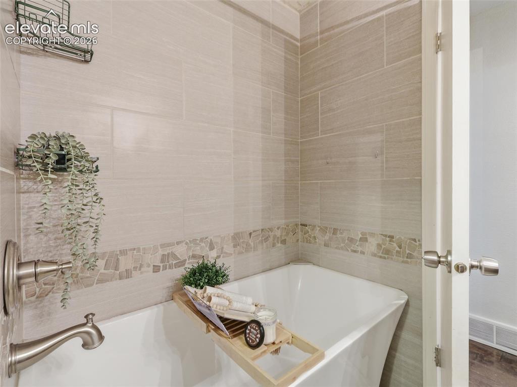 Image 20 of 38: Bathroom