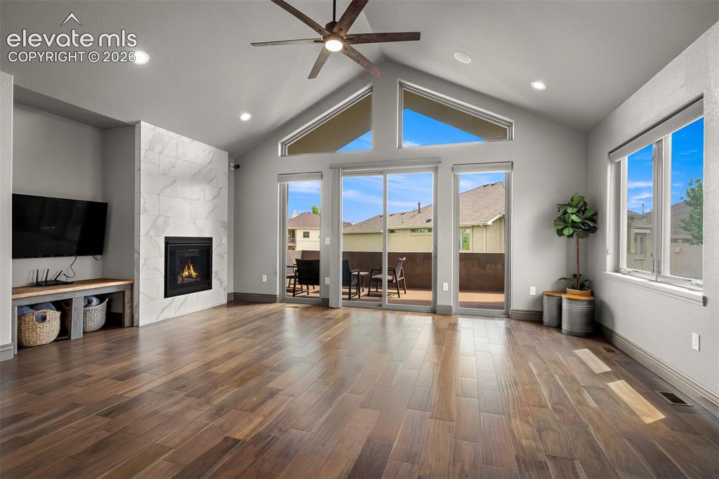 Image 10 of 50: Living Room