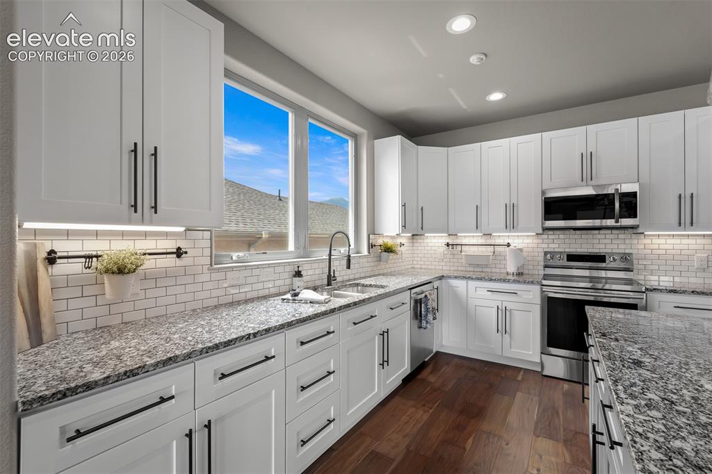 Image 15 of 50: Kitchen