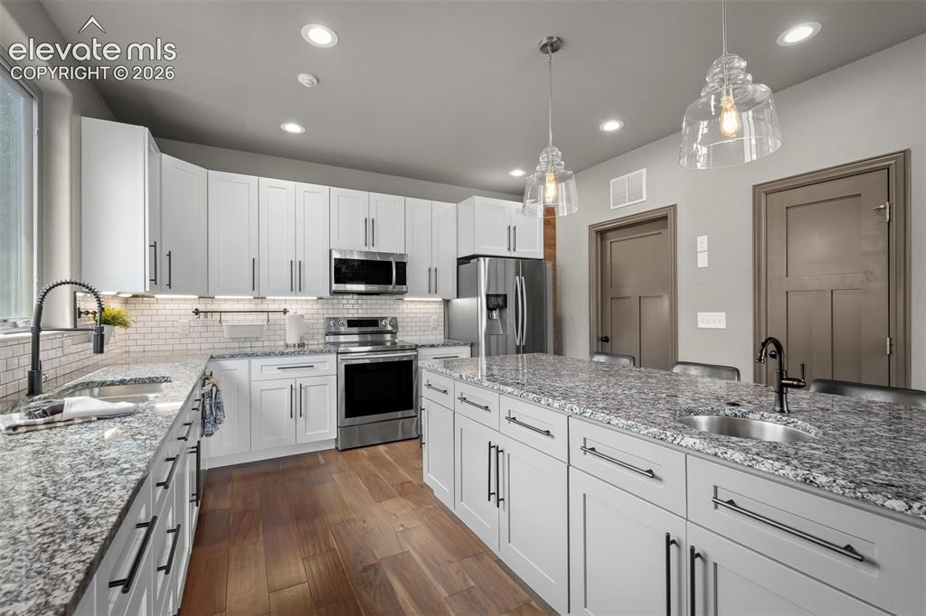 Image 16 of 50: Kitchen