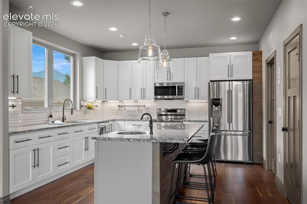 Image 17 of 50: Kitchen