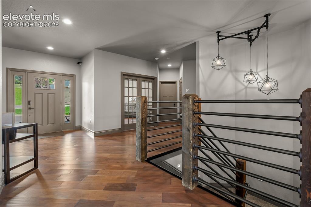 Image 19 of 50: Entry
