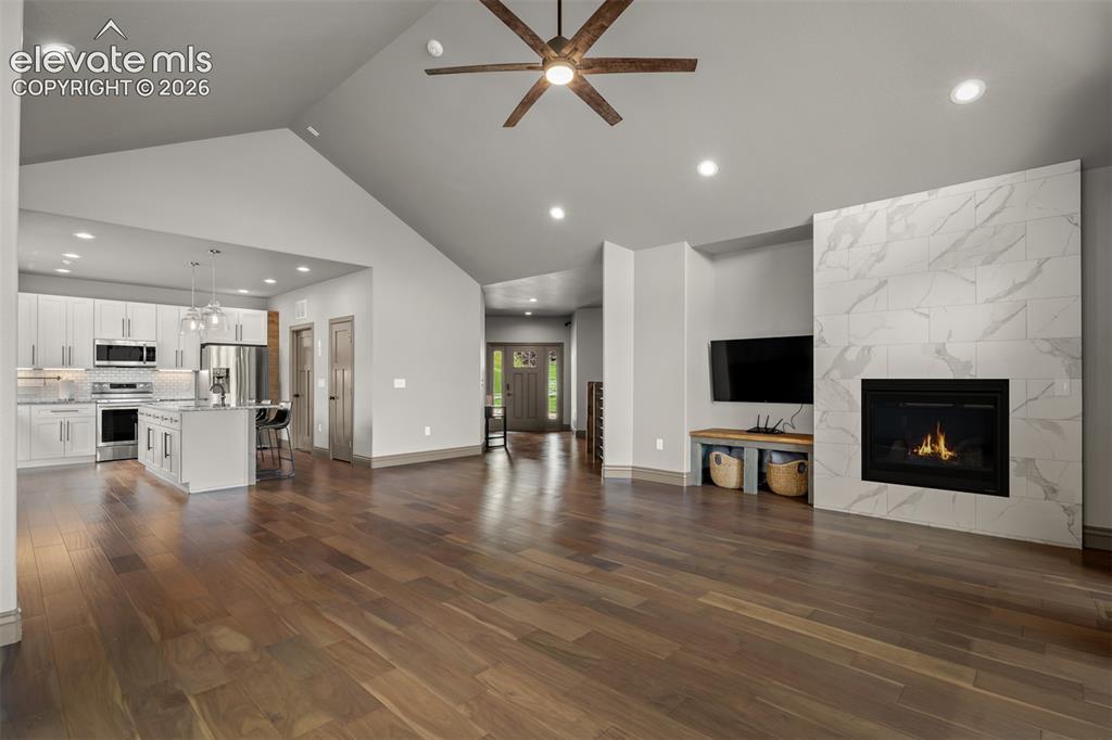 Image 8 of 50: Living Room