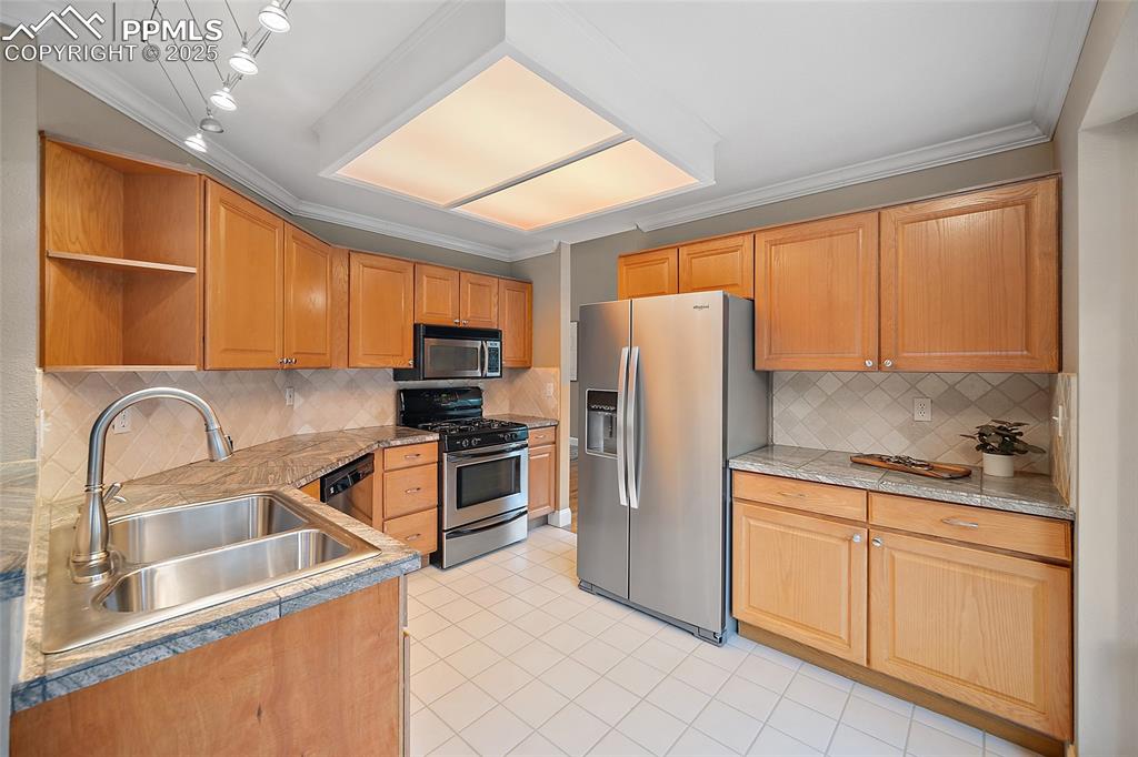 Image 10 of 49: Kitchen