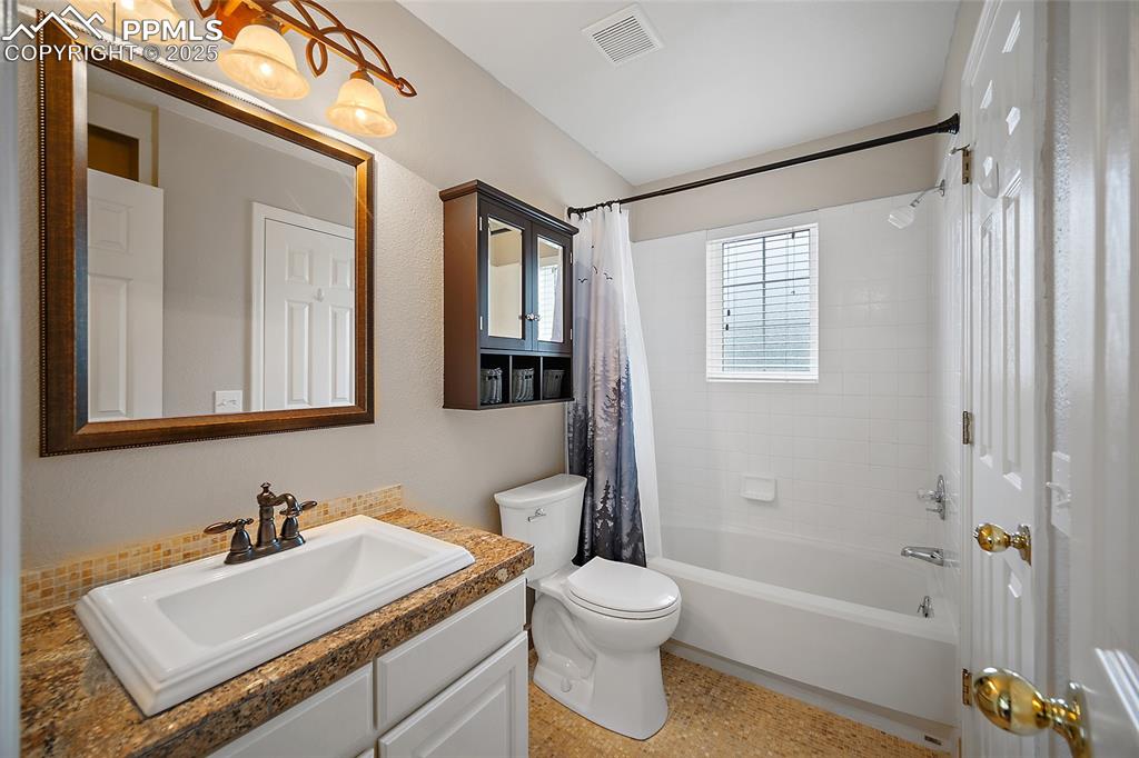 Image 29 of 49: Bathroom