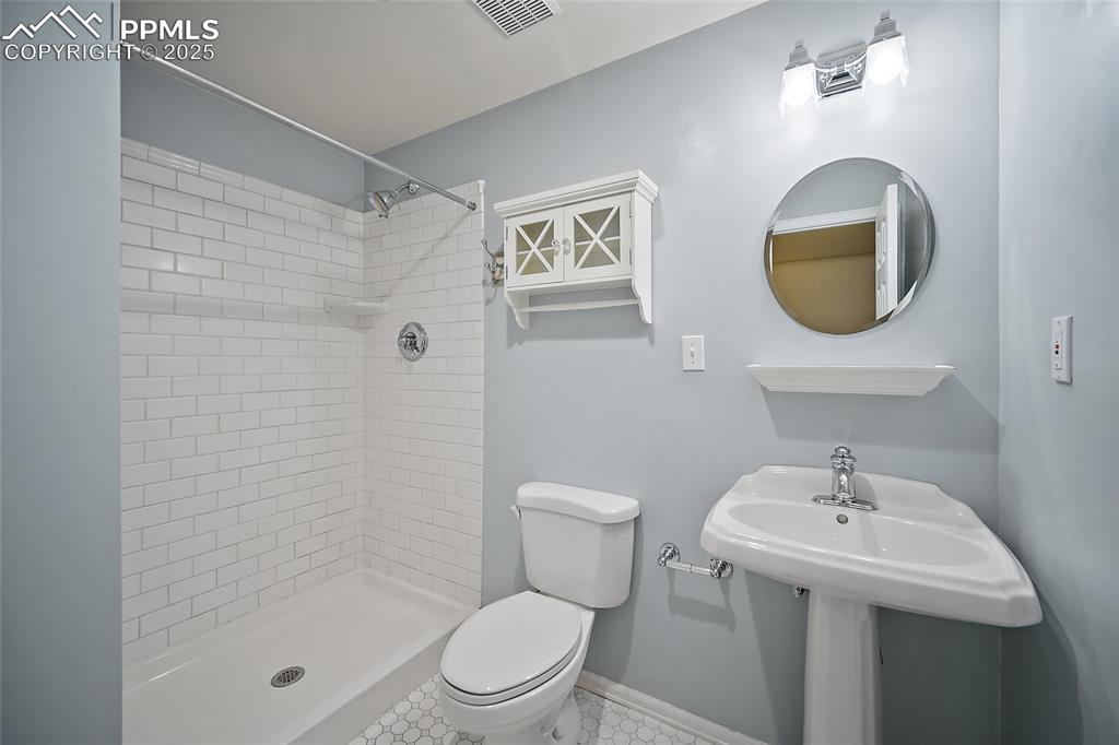 Image 35 of 49: Bathroom