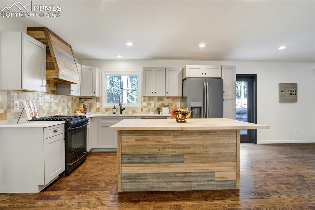 Image 14 of 50: Counter seating around butcher block island