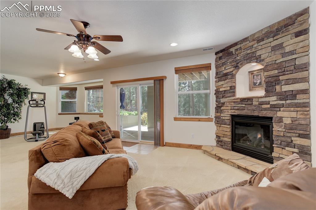 Image 22 of 41: Spacious family room w/ fireplace