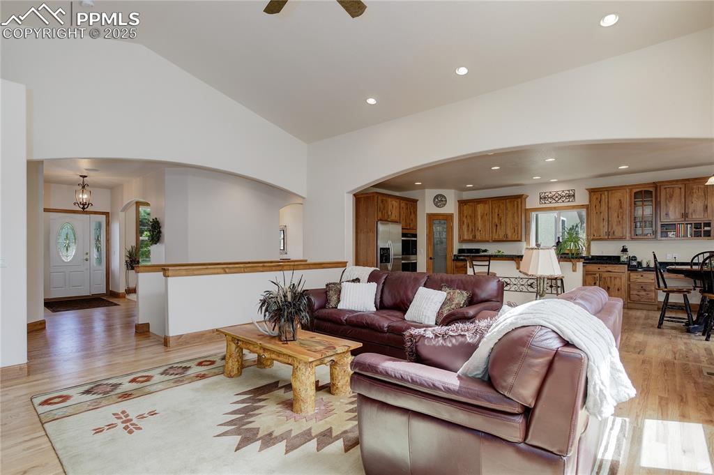 Image 5 of 41: Bright & airy open concept