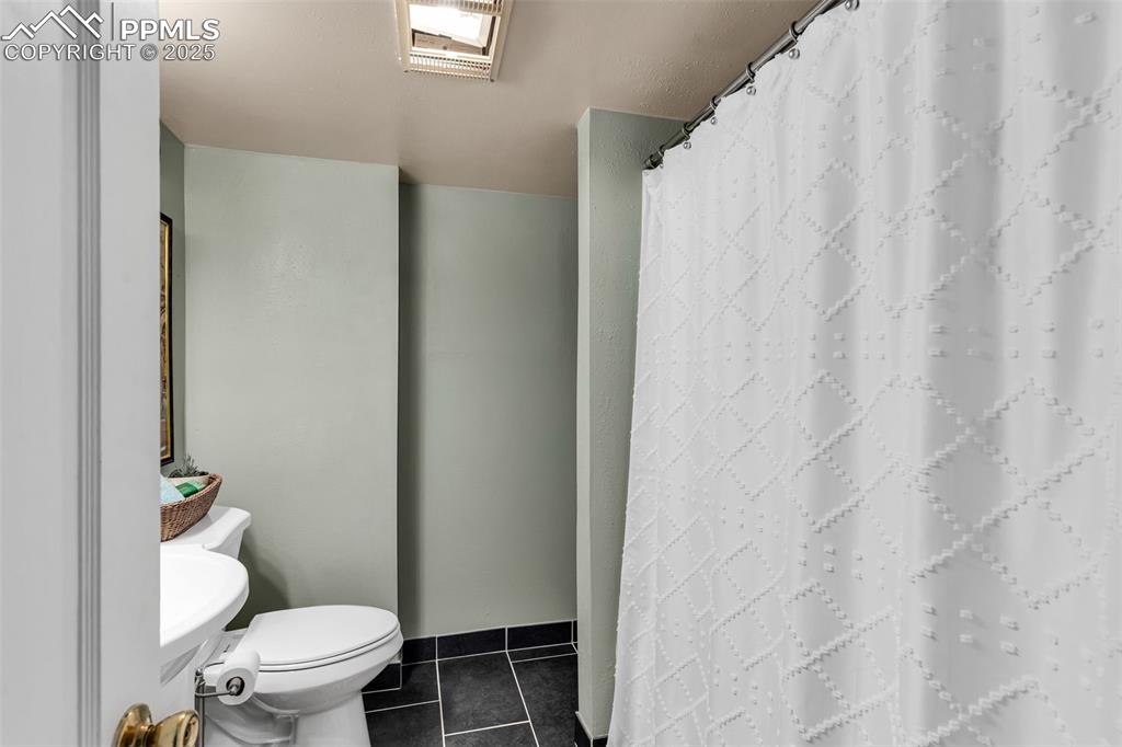 Image 16 of 44: Bathroom